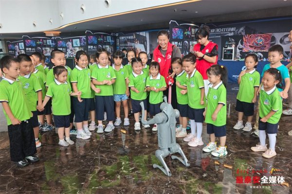 富腾优配  宁阳AI智能机器人科普展点燃县域科学热情